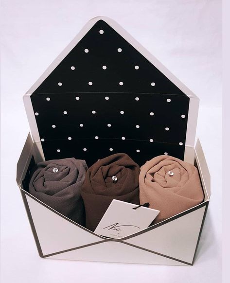 Luxury bespoke hijab gifts, perfect gift for the hijabi bride Hijab Gift Packing Ideas, Scarf Gift Packing Ideas, Scarf Gift Box Ideas, Hijab Gift Box Ideas, Hijab Packaging Ideas, Scarf Packaging Ideas, Hijab Box Design, Kotak Tudung, Hijab Packaging