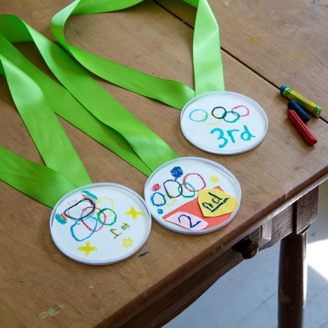 How to make your own DIY Olympic medals for kids that they can decorate themselves. Plus a quick and easy way to make your own Olympic Games poster. Olympic Medal Craft, Olympic Torch Craft, Summer Olympics Crafts, Winter Olympics Activities, Sport Themed Crafts, Olympic Games For Kids, Olympic Idea, Kids Olympics, Olympic Crafts