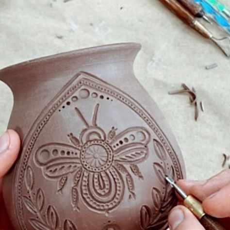 Cedarwood Ceramics on Instagram: "Some honey pot carving!🍯🐝🌼 #handmade #honeypot #honeybee #honey #ceramicart #wheelthrownpottery #canadianceramics #cedarwoodceramics #springart #natureinspiredart #bees #beelove #bumblebee" Clay Honey Pot, Ceramic Bees, Pottery 101, Ceramic Honey Pot, Wheel Throwing, Hand Building, Play Clay, Slab Pottery, Hand Built Pottery