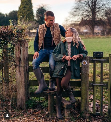 English Country Outfits Women, Walking Fits, Country Winter Outfits, Sloane Style, English Countryside Fashion, English Country Fashion, Countryside Outfit, Countryside Girl, Scotland Fashion