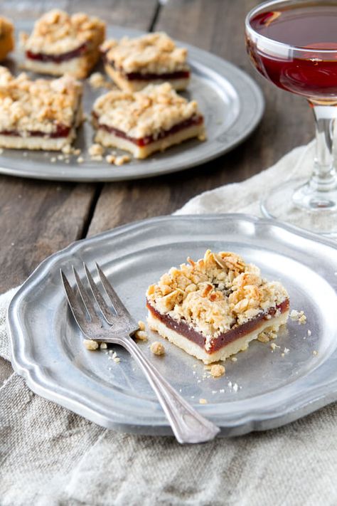 Tropical guava bars - a simple shortbread dough makes the crust and topping and filled with ready made guava paste. Guava Bars Recipes, Guava Recipes, Guava Paste, Shortbread Bars, Vanilla Recipes, Communal Table, Shortbread Crust, Cuban Recipes, Bars Recipe