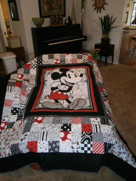 Patchwork, Mickey Mouse Bedding, Eagle Quilt, Mickey Mouse Quilt, Homemade Blankets, Disney Quilt, Rag Quilt Patterns, Panel Quilt Patterns, Cake Quilt