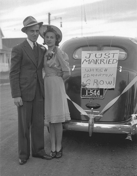 1940 wedding snapshot. 40s found photo street man woman fashion style dress hat suit Look Gatsby, 1940s Photos, 1940s Wedding, Blithe Spirit, Vintage Wedding Photos, Vintage Couples, Vintage Portrait, Old Car, Vintage Life