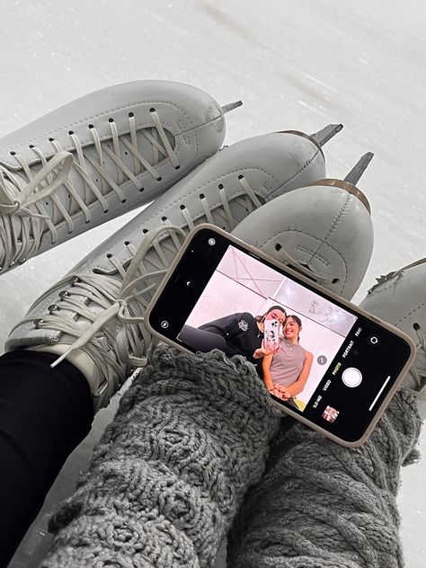 Ice Skating Bff Pictures, Figure Skating Pictures Ideas, Ice Skating Inspo Pics, Ice Skating Photo Ideas With Friends, Ice Skating Picture Ideas, Ice Rink Photoshoot, Aesthetic Ice Skating Pictures, Ice Skating Instagram Story, Figure Skating Diet