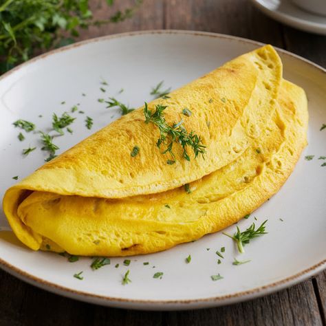 Cooking up Joy - Made with love: Fluffy French Classic: The Perfect Omelette Classic French Omelette, French Omlet Recipes, Fancy Omelette, Omelette Plating, Fluffy Omelette Recipe, Food Plating Design, Fluffy Omelette, French Omelette, Perfect Omelette