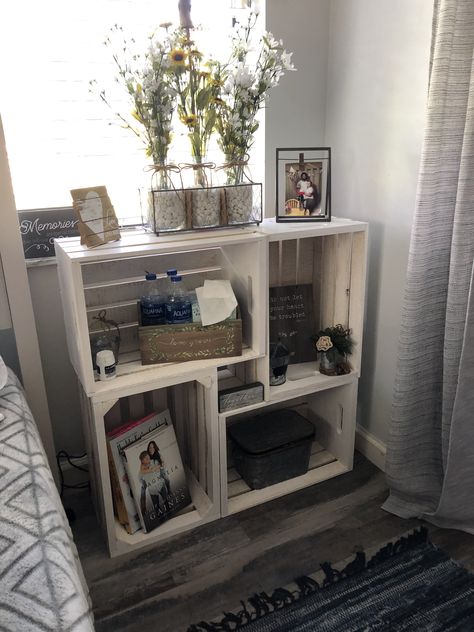 Crate Entryway Table, Crate Shelf Decor, Wood Crate Bedside Table, Diy Crate Shelves, Wood Crate Tv Stand, How To Decorate With Crates, Diy Crate Nightstand, Wooden Crate Side Table, Crate Ideas Diy Home Decor