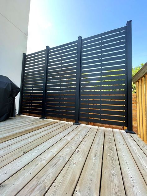 Privacy Screen On Deck Railing, Outdoor Covered Patio Privacy Wall, Decking Privacy Screen, Aluminum Privacy Screen, Composite Privacy Screen, Deck Privacy With Plants, Black Privacy Wall On Deck, Diy Deck Privacy Screen, High Deck Privacy Ideas