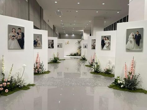 Venue Wedding Indoor, Simple Elegant Wedding Decorations Reception Ideas, Dekorasi Wedding Indoor, Wedding Venue Entrance Decor, Wedding Venue Ideas Indoor, Event Photo Backdrop, Wedding Photo Wall, Classy Elegant Wedding, Asian Wedding Decor