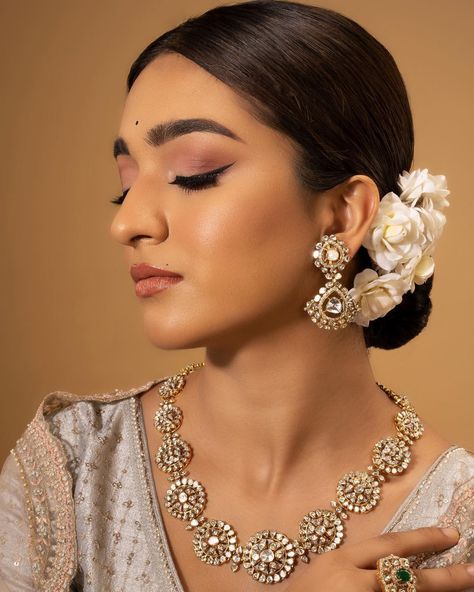 Suttle Bridal Makeup Make Up Indian, Makeup For Bridal Indian, Neutral Indian Bridal Makeup, Indian Make Up Ideas, Natural Makeup Looks Bride, Dewy Makeup Look Wedding Indian, Wedding Makeup Indian Natural, Soft Wedding Makeup Indian, Dewy Makeup Indian Skin