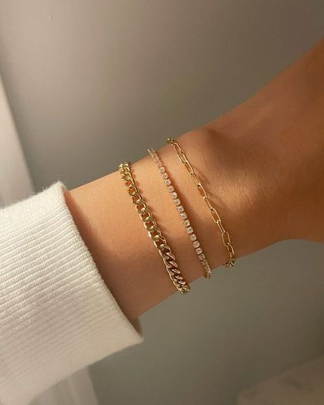 Bracelet Stacks Gold, Minimal Jewelry Aesthetic, Gold Stacked Bracelets, Graduation Jewelry Ideas, Gold Bracelet Aesthetic, Minimal Gold Bracelet, Bracelets Gold Simple For Women, Gold Jewellery Aesthetic, Bracelet Chain Gold