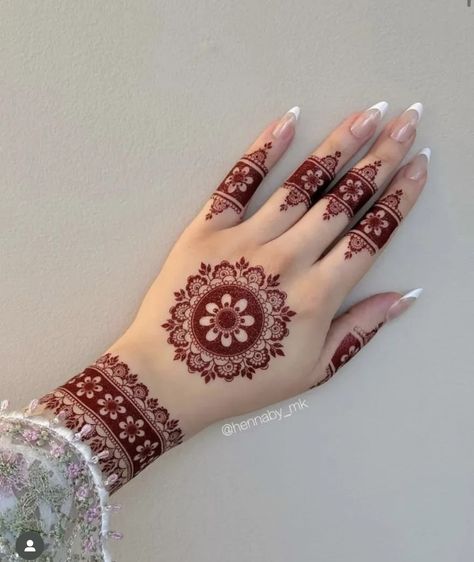 Front Mehndi Design, Simple Mehendi Designs, Henna Designs Wrist, Finger Henna Designs, Henna Tattoo Designs Hand, Simple Henna Tattoo, Simple Mehndi Designs Fingers, Very Simple Mehndi Designs, Henna Tattoo Designs Simple