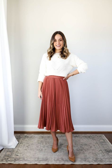 Pleated Skirt Outfit With Sweater, Pleated Midi Skirt Outfit Winter, Sweater And Pleated Skirt Outfit, Pleated Skirt And Sweater, Pleated Skirt Winter, Pleated Midi Skirt Outfit, Pleated Skirt Outfits, A Line Skirt Outfits, Pleated A Line Skirt