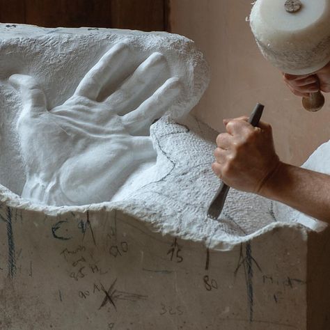 CARVED WOOD DESIGN 🇪🇺 on Instagram: “SCULPTING HANDS IN CARRARA MARBLE #marblesculpture #carraramarble #sculpture #sculptor #stonesculpture #sculptureart #sculptureartist…” Abstract Marble Sculpture, Stone Carving Art, Sculptor Aesthetic, Sculpting Aesthetic, Sculpting Hands, Final Piece Art, Sculpting Studio, Mina Murray, Stone Carving Sculpture