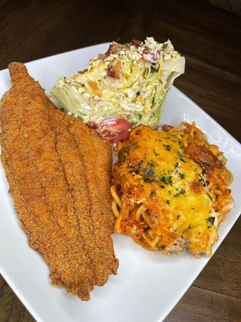 Cheesy Spaghetti, Wedge Salad, Fried Catfish, Soul Food Dinner, Food Crush, Food Babe, Delicious Snacks Recipes, Food Goals, Food Videos Cooking