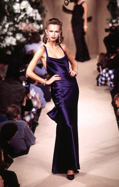 Yves Saint Laurent Couture show Ysl Runway, Saint Laurent Fashion Show, Vintage Runway Fashion, Ysl Dress, Yves Saint Laurent Dress, Yves Saint Laurent Paris, Yves Saint Laurent Couture, Saint Laurent Dress, 90s Runway Fashion