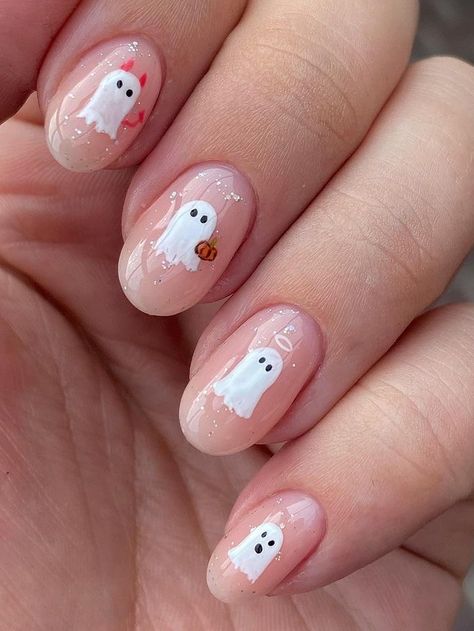 Halloween ghost nails: simple ghost accent Holloween Nails, Halloween Nails Easy, Halloween Acrylic Nails, Cute Halloween Nails, Pumpkin Nails, October Nails, Cute Gel Nails, Halloween Nail Designs, Halloween Nail Art