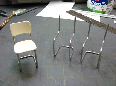 Dollhouse Miniature Furniture - Tutorials | 1 inch minis: How to make a metal tubular kitchen chair Doll Furniture Diy, Doll House Plans, Fairy Furniture, Doll House Crafts, Dollhouse Miniatures Diy, Kitchen Chair, Miniature Diy, Dollhouse Kitchen, Barbie House