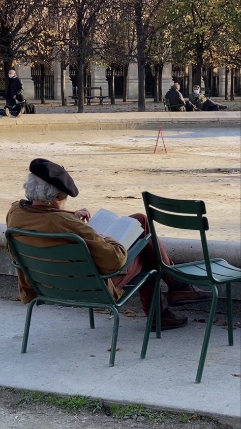 Nature Books, Parisian Lifestyle, Reading A Book, Books Reading, Oui Oui, Old People, 인물 사진, Slice Of Life, Old Man