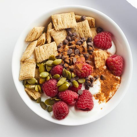 For breakfast, snack or a healthy dessert, try using yogurt instead of milk for your cereal. If making this as a to-go snack, keep the cereal separate and top just before eating. Yogurt Cereal Bowl, Cereal Healthy, Fruit And Yogurt, High Fiber Breakfast, Banana Protein Smoothie, Raspberry Yogurt, Diet Breakfast, High Protein Breakfast, High Fiber Foods