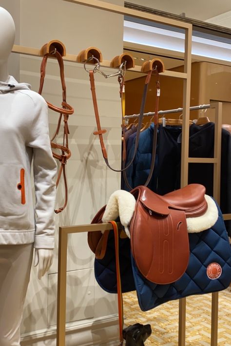 Hermes Horse Riding, Rich Equestrian Aesthetic, Hermes Saddle, Equitation Aesthetic, Horse Riding Fashion, Equestrian Style Outfit, Equestrian Equipment, Horse Riding Aesthetic, Equestrian Shop