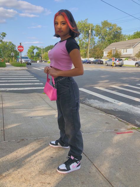 Pink Jordan 1 Outfit, Pink Jordan 1 Outfit Women, Pink Nike Shoes Outfit, Pink Jordans Outfit, Bred Outfits, Black Baguette Bag, Jordan Outfits Womens, Outfit Ideas Pink, Contrast Outfit