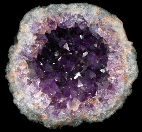 Amethyst geode - raw beauty! Pretty Rocks, Crystal Geode, Beautiful Rocks, All Things Purple, Amethyst Geode, Mineral Stone, Minerals And Gemstones, Rocks And Gems, Ruby Gemstone