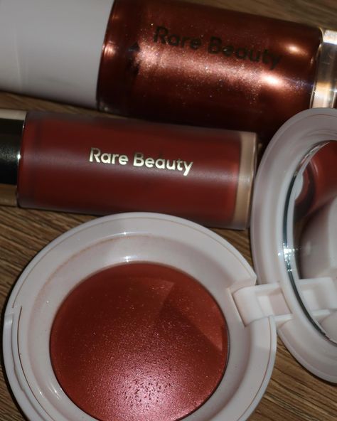 @rarebeauty fulfilling my copper red blush dreams ♥️ #rarebeauty #rarebeautybyselenagomez #rarebeautyblush #rarebeautyhighlighter #rarebeautysoftpinchliquidblush #softpinchluminouspowderblush #softpinchblush #copperblush Red Makeup Products, Red Brown Aesthetic, Copper Blush, Selena Gomez Makeup, Brown Blush, Circle Mehndi, Switch Accessories, Makeup Wishlist, Red Blush