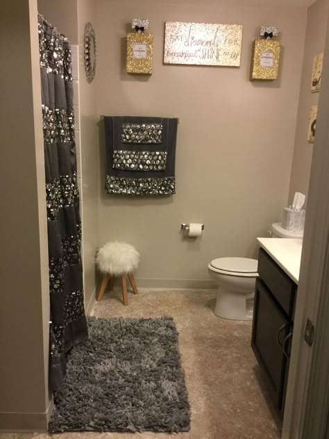 I love the way my bathroom turned out I'm almost done decorating! Bling Bathroom Ideas, Bling Bathroom, Film Decor, Diy Bathroom Storage, Bathroom Decor Apartment, Restroom Decor, Casa Exterior, Bathroom Idea, Apartment Bathroom