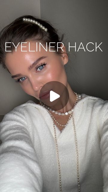 GINE MARGRETHE on Instagram: "Eyeliner for hooded eyes, angels, tips and tricks🤍 so it doesn’t need to be perfect - and trust me nobody will notice anyways. A good stack of qtips, some concealer and you are ready! #makeupforbeginners #beautytips #eyeliner" Good Eyeliner Looks, Eyeliner For Heavy Lidded Eyes, How To Put Eyeliner For Beginners, Soft Eyeliner Look, Small Winged Eyeliner, How To Put On Eyeliner, Hooded Eye Eyeliner, Winged Liner For Hooded Eyes, Hooded Eyeliner