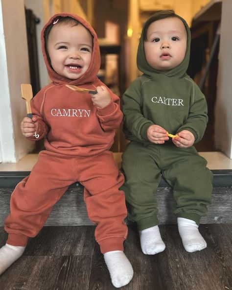 Boy Girl Twin Outfits, Boy And Girl Twins, Cute Suits, Twin Boy And Girl, Toddler Twins, Twin Baby Clothes, Twins Fashion, Twin Baby Girls, Twin Toddlers