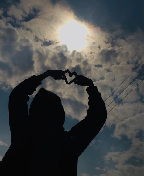 Love That sky🥹❤️ Photo Pour Profil Facebook, Sky Poses Photography, Shadow Profile Picture, Aesthetic Shadow Pictures, Dpzzzz Profile Pictures, Shadow Pic, Books And Pens Photography, Shadow Face, Aesthetic Profile