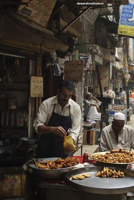 World Street Food, Desi Street Food, Pakistan Culture, Pakistani Culture, Street Food Market, World Street, Food Street, Street Vendor, Pakistani Food