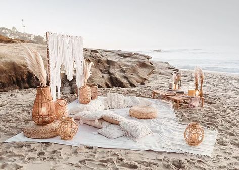 Picnic Events, Romantic Beach Picnic, Beach Picnic Party, Picnic Company, Beach Picnics, Deco Champetre, Picnic Inspiration, Picnic Decorations, Macrame Backdrop