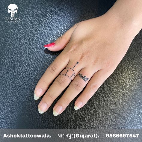 Tatto Name, Tattoo On Finger, Tattoos Finger, Small Finger Tattoos, M Tattoos, Knuckle Tattoos, Mehndi Designs Front Hand, Finger Tattoo, Name Tattoo Designs