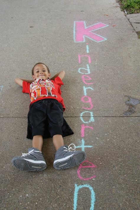 I could do this with second graders! 1st Day Of School Pictures, Grandkids Photography, School Photoshoot, Kindergarten Pictures, First Day Of School Pictures, Back To School Pictures, Photography Mini Sessions, Baby Keepsakes, Spring Preschool