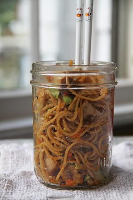 Mason Jar Meal Prep, Sesame Noodle Salad, Ginger Tofu, Sesame Noodle, Tofu Cubes, Mason Jar Lunch, Cold Sesame Noodles, Salad Jar Recipe, Jar Salad