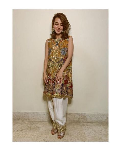 Iqra Aziz Outfits, Easy Hairdos, Iqra Aziz, Neon Shirts, Country Style Outfits, Neon Outfits, Kurti Designs Latest, Best Dresses, Acting Skills