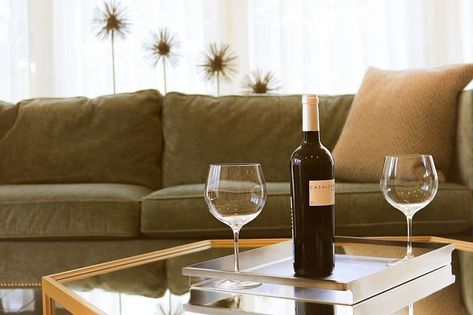 Wine Wrap, Home Staging Tips, Decorative Towels, Easy Home Decor, Home Decor Tips, Home Staging, Staging, Modern Living Room, Diy Home Decor