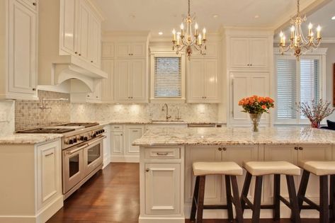 Antique White Kitchen Cabinets, Ivory Kitchen, White Kitchen Traditional, Popular Kitchen Designs, Antique White Kitchen, Kitchen Cabinets Pictures, Gray And White Kitchen, Kitchen Designer, Traditional Kitchen Design