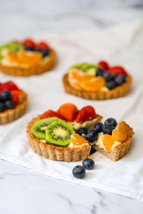 La Madeleine Fruit Tart Recipe, Tart Desserts, Mini Lemon Tarts, Fruit Pudding, Goat Cheese Pizza, Fruit Tart Recipe, Chocolate Peanut Butter Cheesecake, Tart Dessert, Fruit Toppings