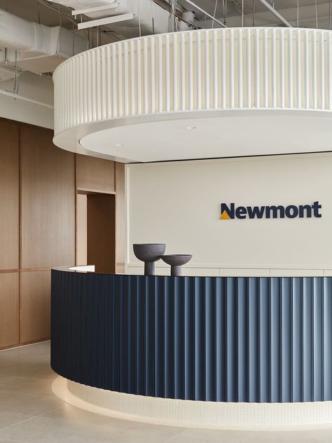 Newmont by Rezen Studio | Australian Interior Design Awards Information Desk Design Lobby, Bank Lobby Interior Design, Bank Interior Design, Office Reception Design, Nyc Office, Fancy Office, Australian Interior, Lobby Interior Design, Reception Desk Design