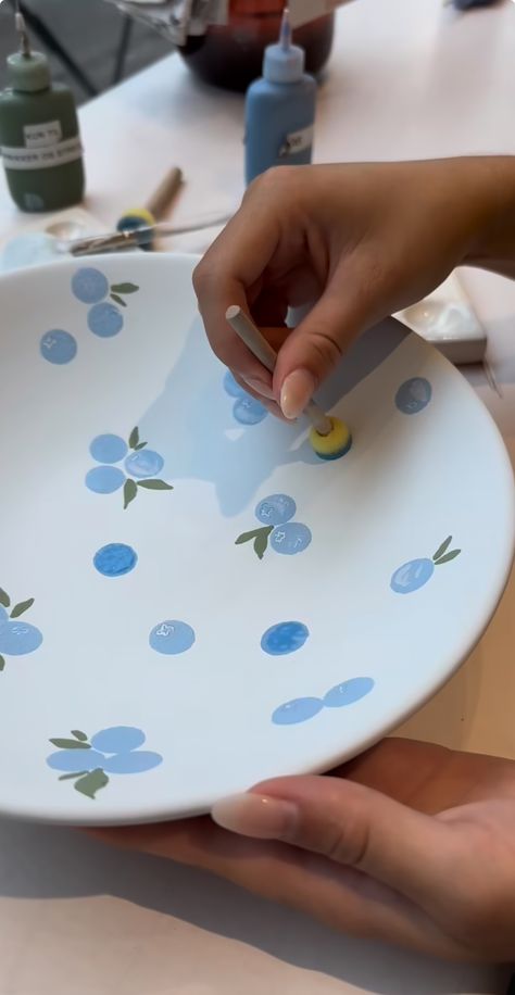 Pottery Painting Ideas Cottagecore, Emma Bridgewater Pottery Painting Ideas, Mug Painting Inspiration, Poterie Painting Ideas, Pottery Painting Coaster, Paint Bowl Ideas, Easy Pottery Designs, Pottery Painting Easy Ideas, Floral Pottery Painting Ideas