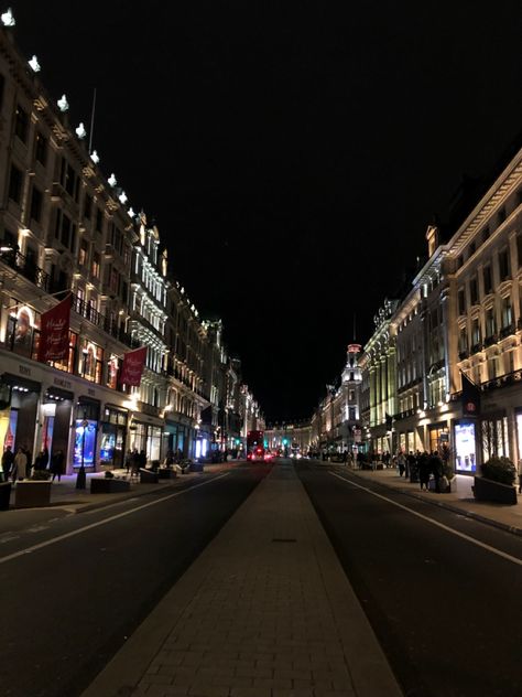 #london #city #vibes #oxfordstreet Oxford City Aesthetic, Oxford City, City Vibes, Oxford Street, School Inspiration, London Calling, Oxford University, Daily Journal, City Aesthetic