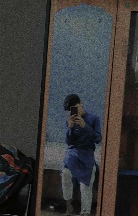 Mirror Pics With Friends No Face, Mirror Selfie With Boyfriend No Face, Mirror Selfie Men No Face, Boys Covering Face, Single Boy, Asthetic Pics, Mens Photoshoot, Profile Picture Images, Boys Pic