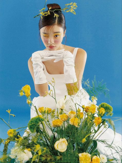 Flower Concept Photoshoot, Yellow Photoshoot, Flower Photoshoot Editorial, Profile Photoshoot, Debut Photoshoot, Photoshoot Editorial, Arranging Flowers, Flower Photoshoot, Draw Ideas