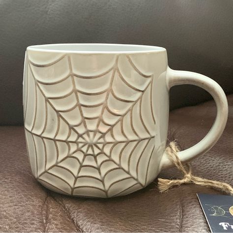 This Is A Beautiful 18oz Ceramic Mug With Embossed Spider Web Pattern From Full Moon Furnishings. Gorgeous Colors And Detailed Design. Brand New And In Excellent Condition. Comes From A Smoke Free Home. Spider Mug, Horror Pottery, Ceramic Surface Design, Clay Coffee Mugs, Autumn Ceramics, Halloween Ceramics, Pottery Halloween, Sgraffito Ceramics, Halloween Pottery