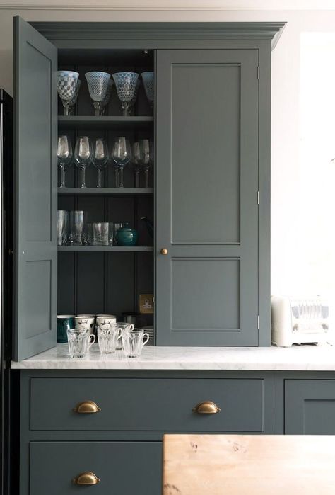 12 Farrow and Ball Kitchen Cabinet Colors For The Perfect English Kitchen - laurel home. Loads of color ideas Country Interior, Farrow And Ball Kitchen, Farrow & Ball, Devol Kitchens, Small Kitchen Organization, Timeless Kitchen, Stone Kitchen, Farrow And Ball, Kitchen Cabinet Colors