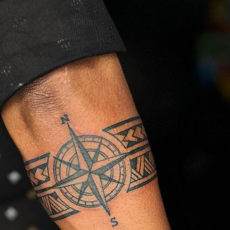 Male Tattoo Ideas Arm Half Sleeves, Compass Tattoo Shoulder, Compass Arm Band Tattoo, Band Tattoo Men, Useful Tattoos, Compass Forearm Tattoo, Minimalist Compass Tattoo, Small Tattoo Ideas For Guys, Compas Tattoo