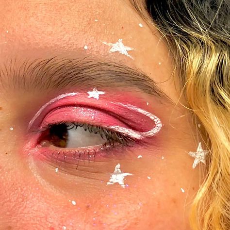 Pink eyeshadow eye look white eyeliner aesthetic stars universe galaxie makeup space themed for women and men Pink Makeup White Eyeliner, Fun Pink Eye Makeup, Flowery Eye Makeup, Space Themed Eye Makeup, Easy Space Makeup, Simple Graphic Makeup, Cute Eyeliner Designs, Pink Graphic Liner Makeup, Creative Pink Makeup