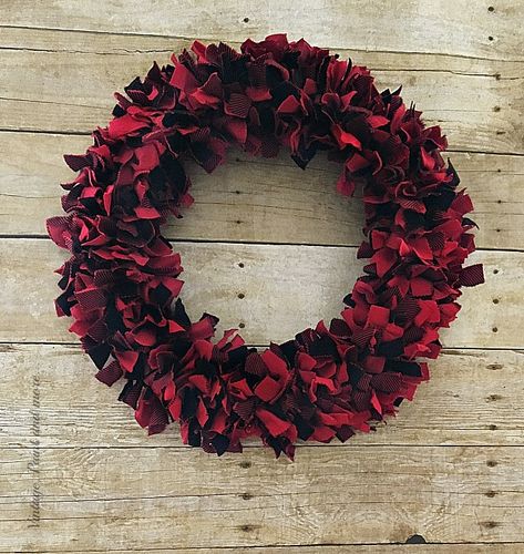 Vintage, Paint and more... Easy Christmas Rag Wreath Rag Wreath Tutorial Fabric Strips, Flannel Wreath Diy, Buffalo Plaid Wreath Diy, Fabric Wreaths Diy No Sew, Rag Wreath Ideas, Diy Rag Wreath, Rag Tie Wreath, Fabric Wreath Tutorial, Christmas Rag Wreath